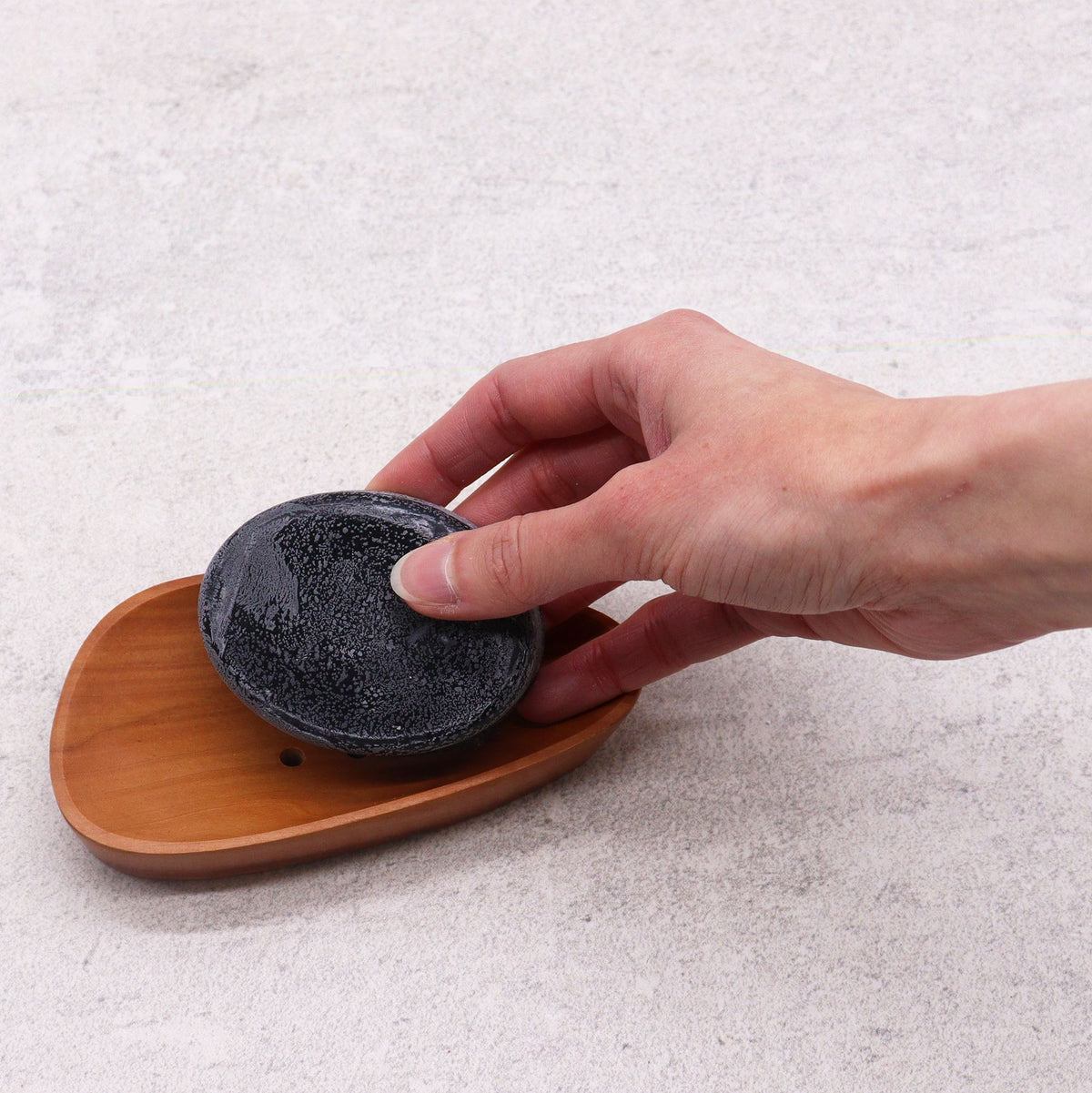 Jabonera de Madera con Forma de Guijarro