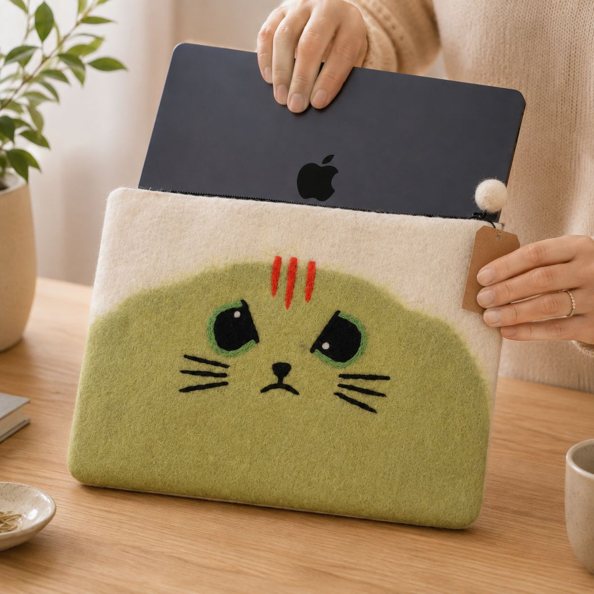 Funda de fieltro para portátil (de hasta 14 pulgadas) - Gato Gruñón