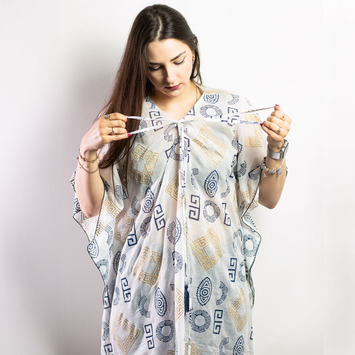 Colección Nómada Sari Mediterráneo - Kaftan - Motivo Griego en Oro y Azul - Pintado a Mano