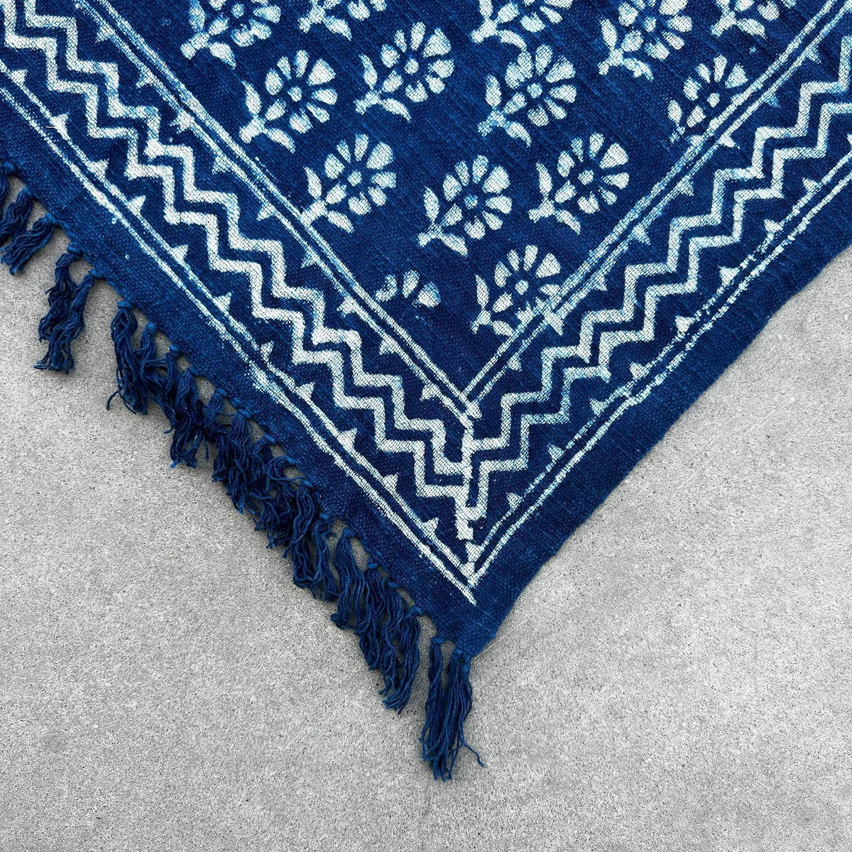 Manta Índigo Hecha a Mano - 170 × 120 cm - Flor Chhota