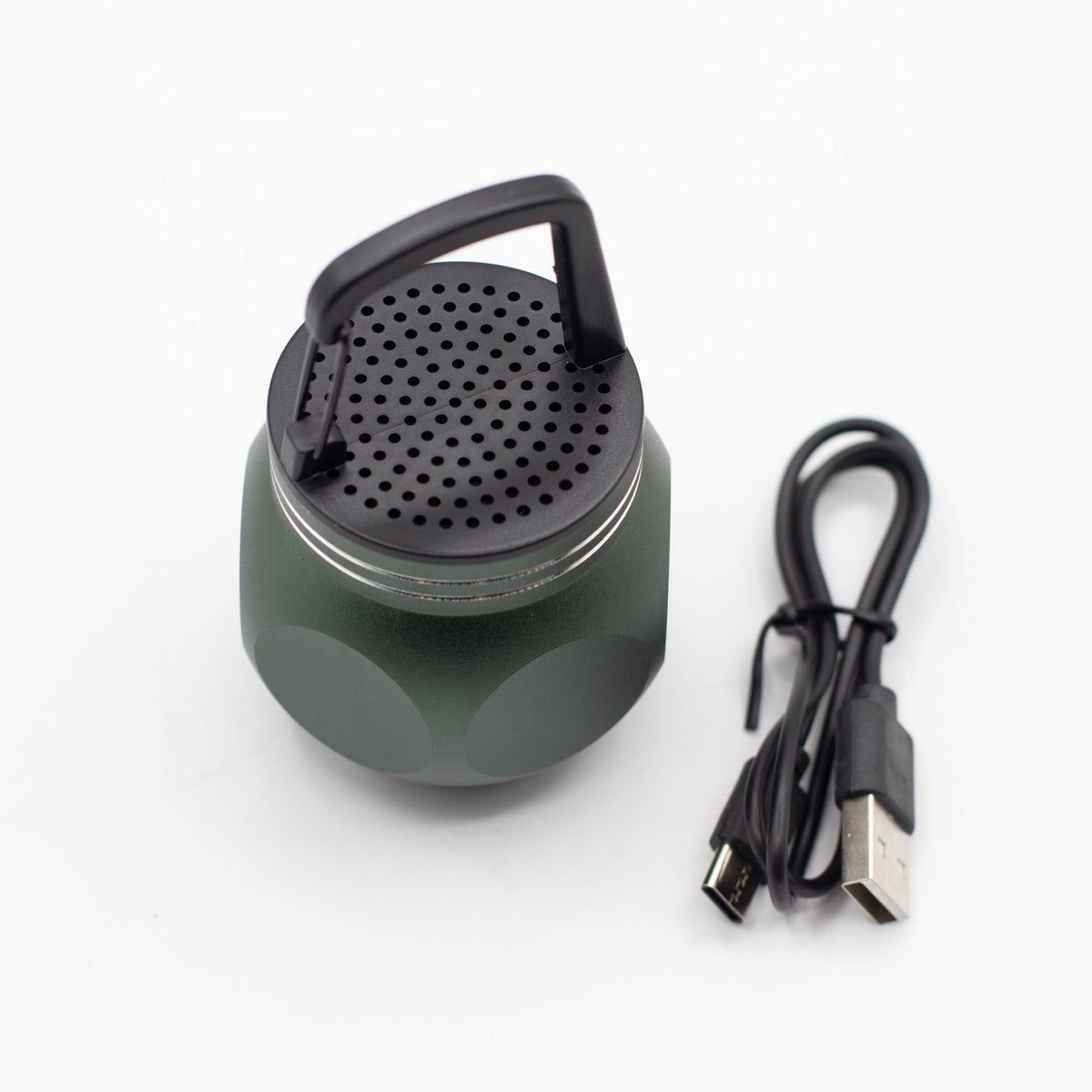Altavoz mini verde con gancho para acampar