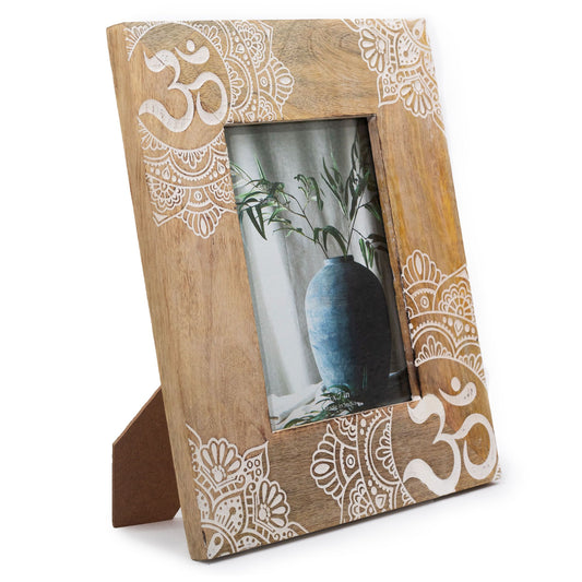 Marco Fotográfico en Madera de Mango con Mandala y Om en Blanco