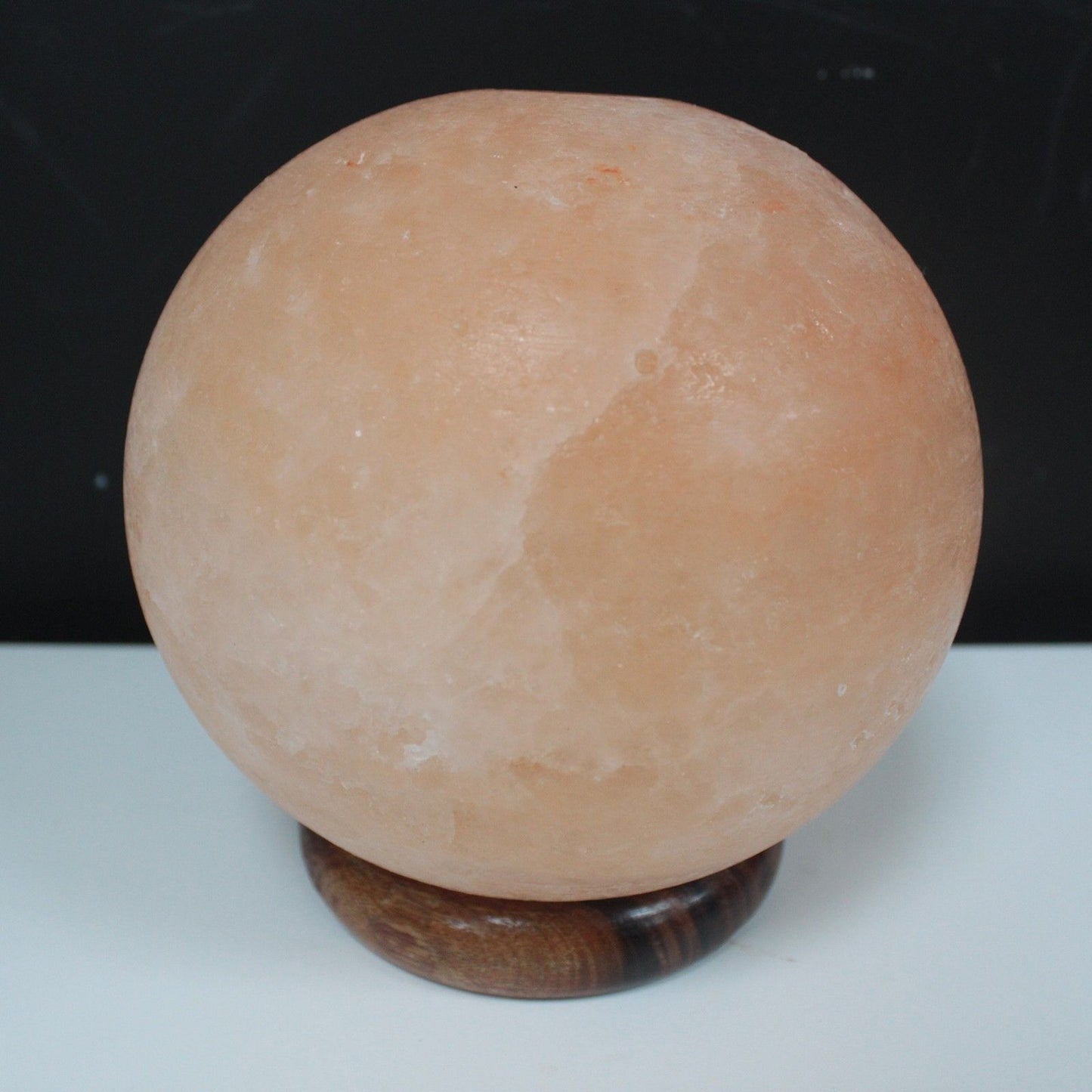 Lámpara de Sal de Forma Circular con Base de Madera