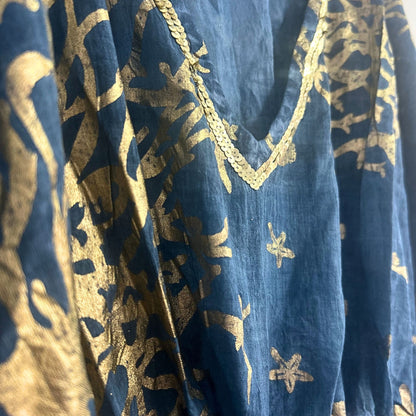 Nomad Sari Kaftan – Azul marino con estampado de coral dorado