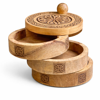 Caja giratoria de tres niveles tallada al estilo celta