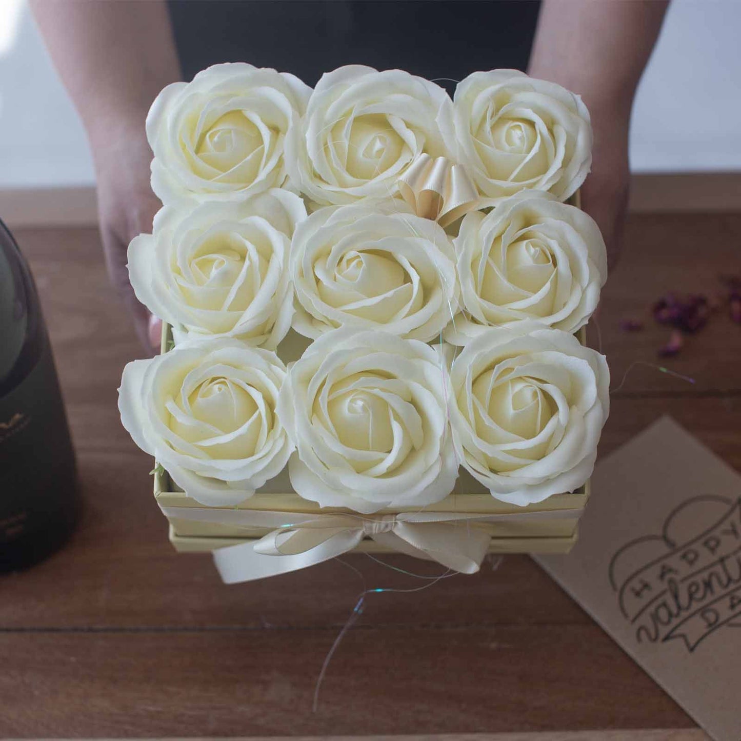 Caja de Regalo - Flor de Jabón  9 Rosas Crema - cuadrado