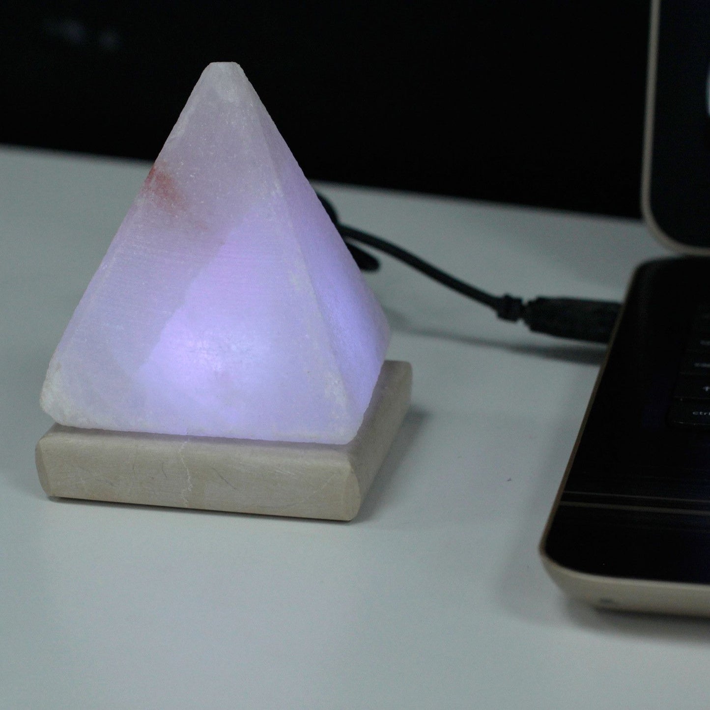 Lámpara de Sal en forma de Pirámide Blanca, conexión USB-A (9 cms)