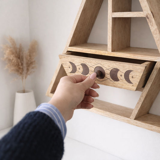 Estante de pared en forma de triángulo con cajón