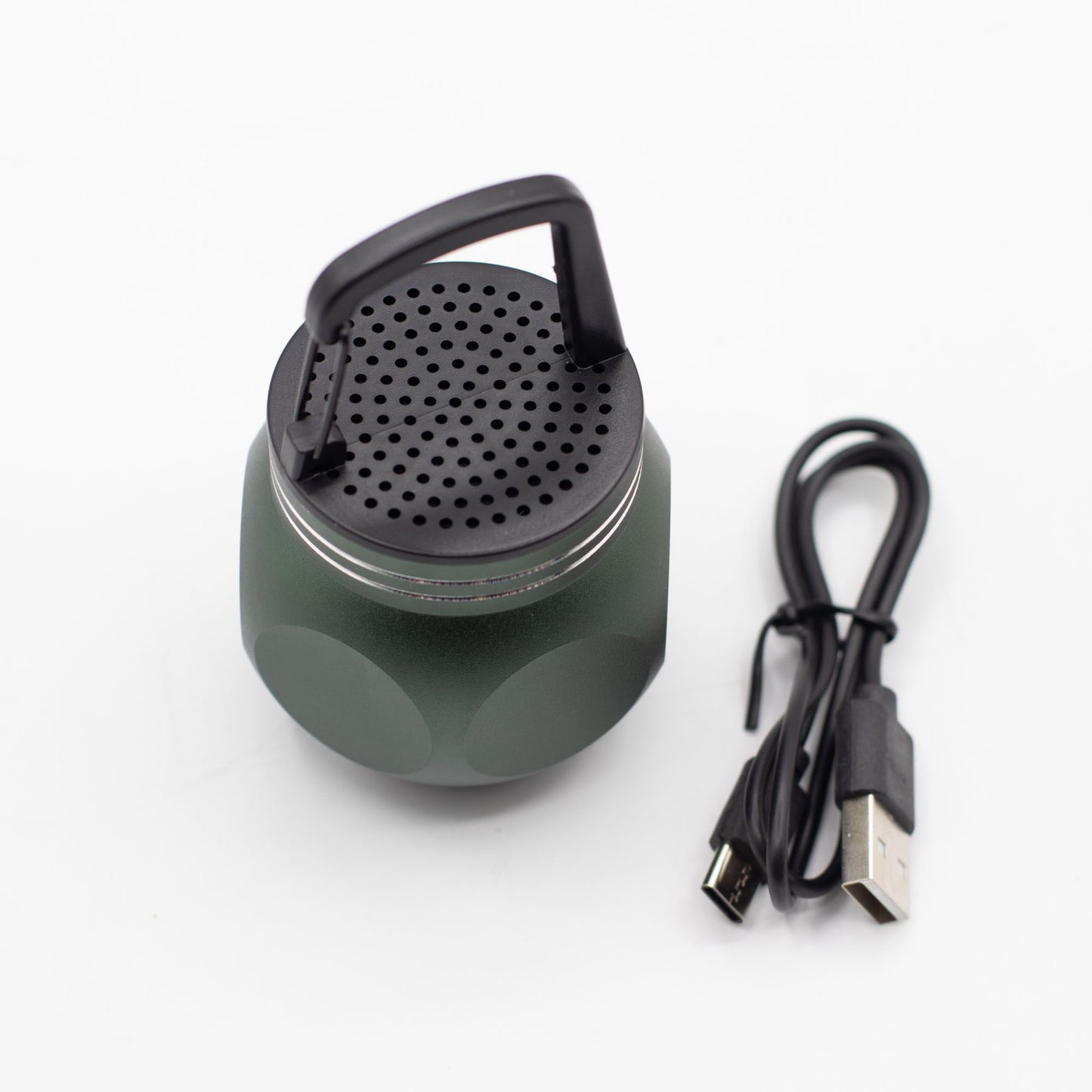 Altavoz mini verde con gancho para acampar