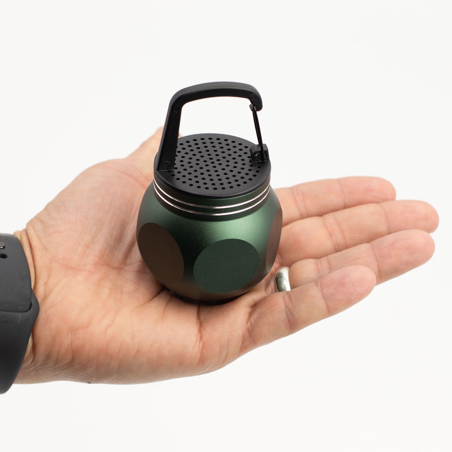 Altavoz mini verde con gancho para acampar