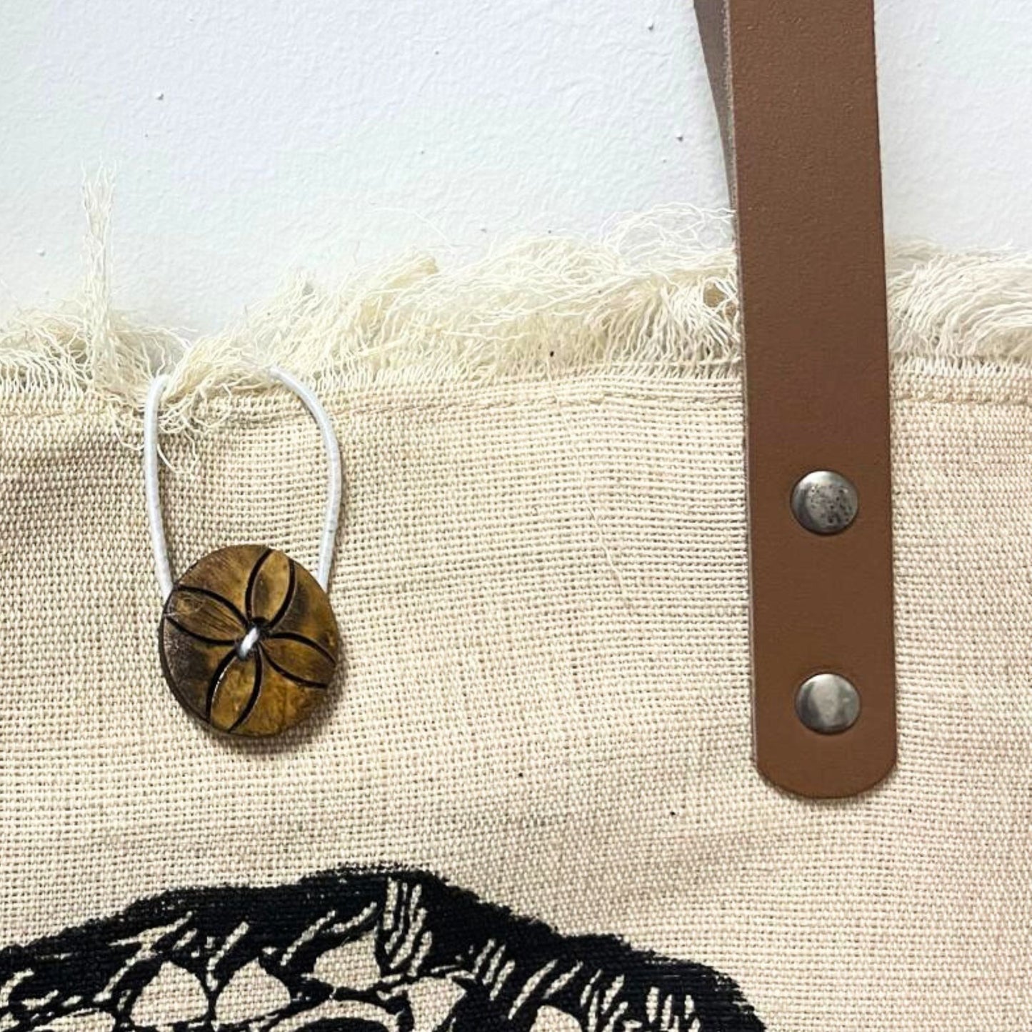 Bolso de material Natural con asa de Piel